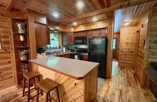 Slade Cabin | Blues Moon RRG - Hot tub, wifi, foosball table!