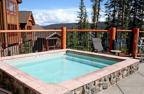 Four O'Clock Cabin | BlueSky Ski-In/ski-Out condo, gameroom access, hot tub, walk to historic dwtn