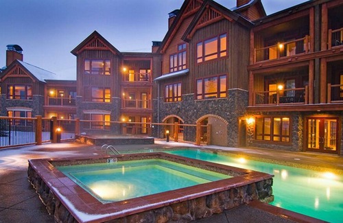 Four O'Clock Cabin | BlueSky Ski-In/ski-Out condo, gameroom access, hot tub, walk to historic dwtn