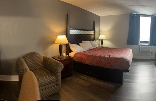 Roseville Hotel | Blueway Inn & Suites Roseville - Deluxe 1 Queen Bed Non-Smoking