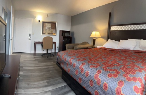 Roseville Hotel | Blueway Inn & Suites Roseville - Deluxe 1 Queen Bed Non-Smoking