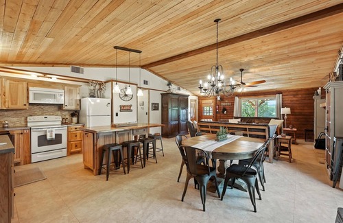 Palo Pinto County Cabin | Bluff Creek Cabin | Sleeps 12 | Private Dock