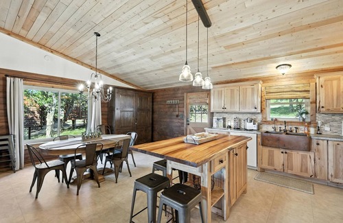 Palo Pinto County Cabin | Bluff Creek Cabin | Sleeps 12 | Private Dock