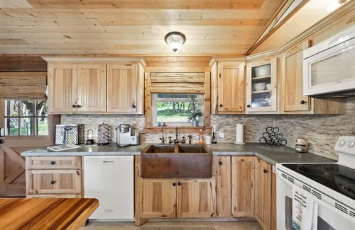 Palo Pinto County Cabin | Bluff Creek Cabin | Sleeps 12 | Private Dock