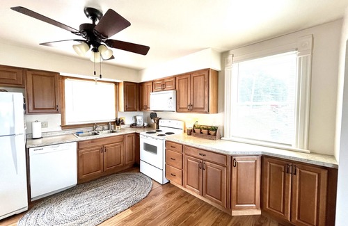 Fountain City House | Bluffside cottage with gorgeous views