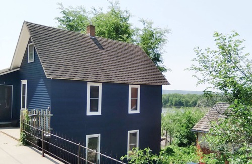 Fountain City House | Bluffside cottage with gorgeous views