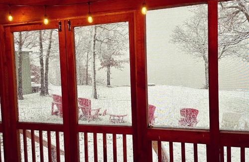 Crowder House | Blufftop Cabin Retreat Hot Tub and Fall Views!