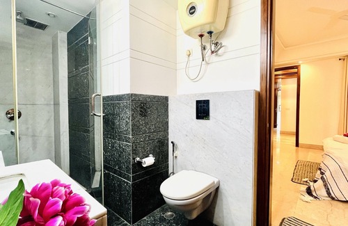 Delhi Apartment | BluO 3BHK M Block Mkt - Lift, Balcony, Parkingn