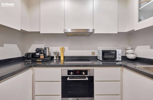 Al Olaya District Apartment | bnbme | Chic 1BR Apartment w/ Outdoor Pool Access