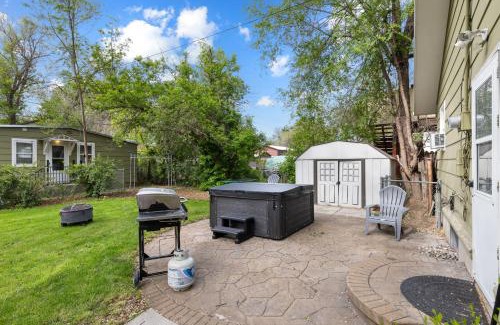 Central - Terry House | Bo's Big Green Charming Retreat Hot Tub Games