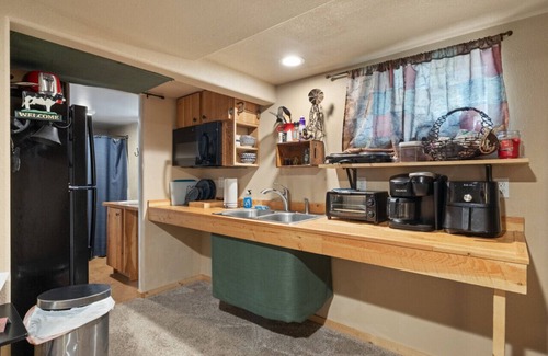 Central - Terry Apartment | Bo's Old West Den | Cozy and Comfy | Western Decor | Hot Tub | Off-Street Parking
