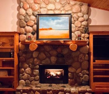 Mayfield House | Boardman Monarch! River! Hot Tub! Fireplace!