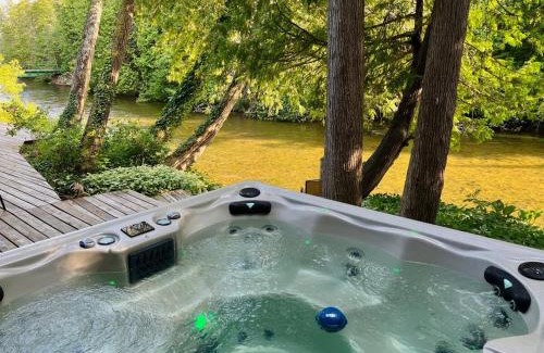 Mayfield House | Boardman Monarch! River! Hot Tub! Fireplace!