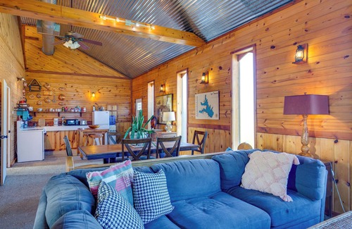 Quinlan Cabin | Boat Ramp & Fire Pit: Lake Tawakoni Group Retreat!