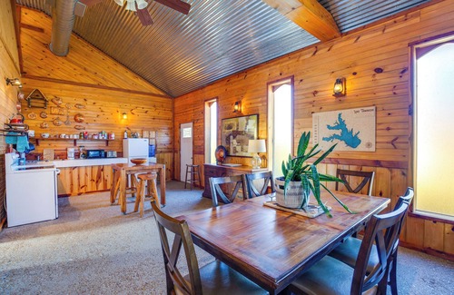 Quinlan Cabin | Boat Ramp & Fire Pit: Lake Tawakoni Group Retreat!