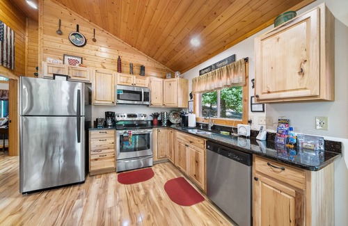 La Follette Cabin | Boat Slip/Fire Pit/Wifi/Roku/Golf Course/3 Min Drive to Marina