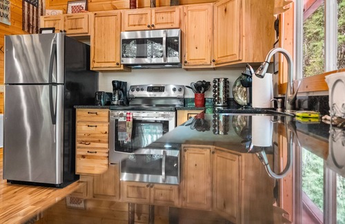La Follette Cabin | Boat Slip/Fire Pit/Wifi/Roku/Golf Course/3 Min Drive to Marina