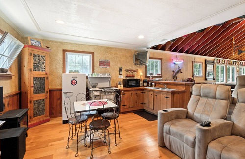 Lake Mills Cottage | BoatHouse ~Rock Lake~HotTub~ Pet-Friendly