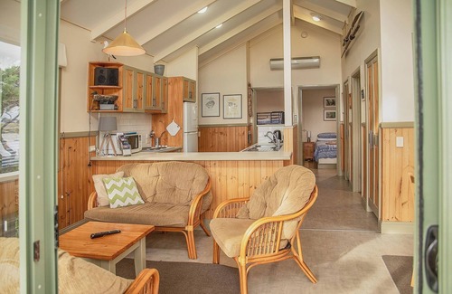 Alexandrina Cabin | Boatman's Cabin offering spectacular expansive River Murray views.