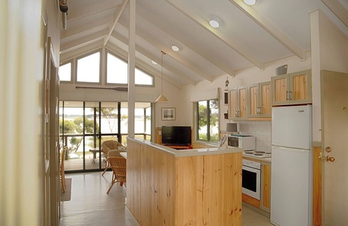 Alexandrina Cabin | Boatman's Cabin offering spectacular expansive River Murray views.
