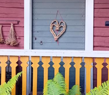 Iltasmaki House | Bobackan pihatorpan aitat