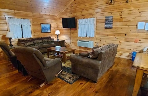 Moravia Cabin | Bobcat's Den - Dog Friendly - Sleeps up to 8