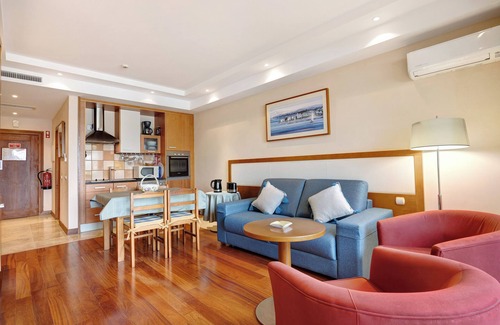 Mexilhoeira da Carregacao Apartment | Boca do Rio - Apartamento T1 close to the Sea with Shared Pool & Wi-Fi