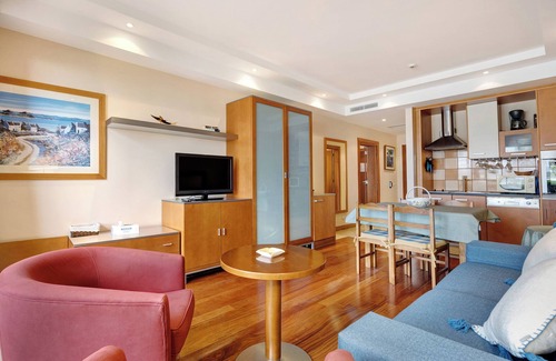 Mexilhoeira da Carregacao Apartment | Boca do Rio - Apartamento T1 close to the Sea with Shared Pool & Wi-Fi