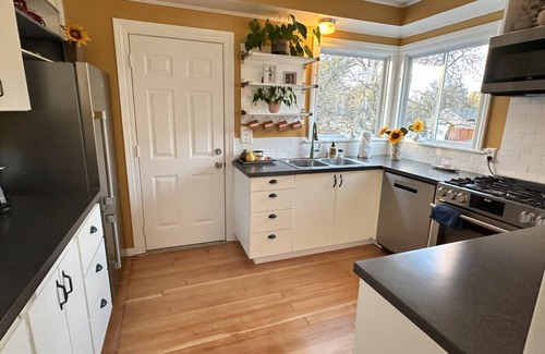 North End Apartment | BoDeke's N. Tacoma Urban Cabin with Hot Tub