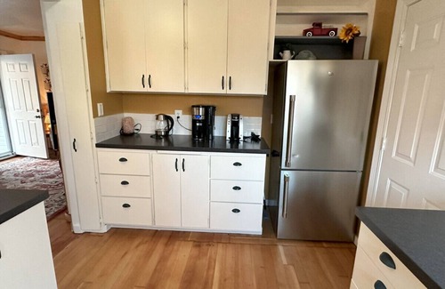 North End Apartment | BoDeke's N. Tacoma Urban Cabin with Hot Tub