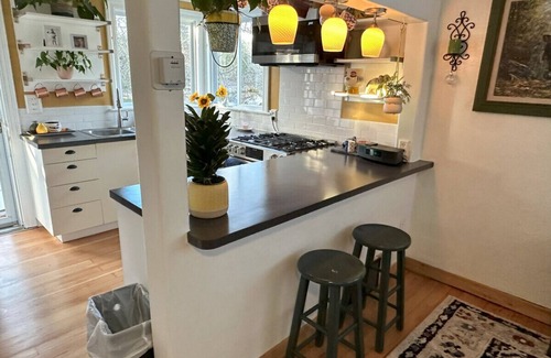 North End Apartment | BoDeke's N. Tacoma Urban Cabin with Hot Tub