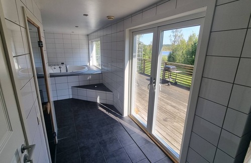 Mullsjo Municipality House | Boende med Bastu och Jacuzzi på Landet Intill sjö med Fiskemöjligheter