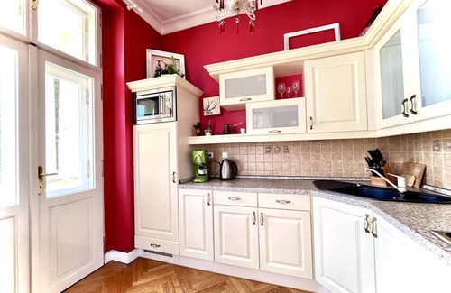 Karlovy Vary Apartment | Bohemian City View + Balcony + Free Parking at the property n