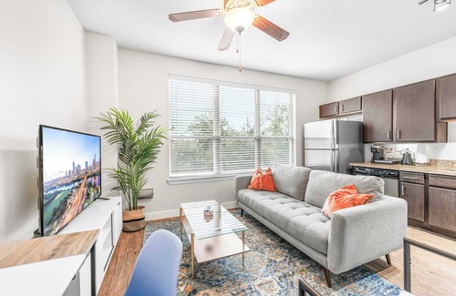 Highland Apartment | Boho SoCo 1BR Queen Suite w/GymPickleballLaundry