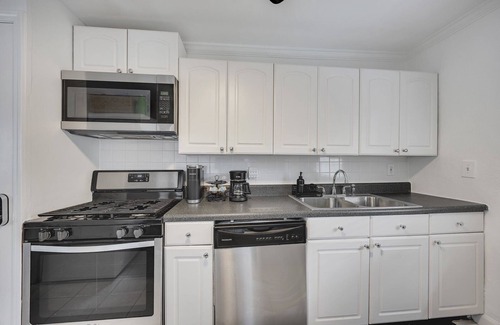 Knight Park Apartment | Boho Westside Retreat | Fire Pit + Walk to Eats