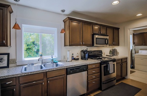 North End House | Boise Buckaroo Corral: 1 Block To North End-Hyde Park Restaurants-Tall Ceilings