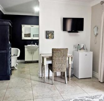 Emalahleni House | Bokmakierie Gastehuis Emalahleni Pty Ltd