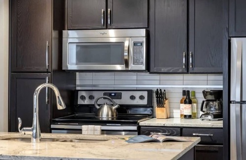 Downtown Dallas Apartment | Bold CozySuites w/gym, roof #8