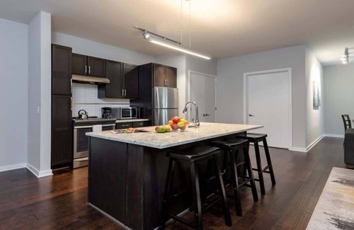 Downtown Dallas Apartment | Bold CozySuites w/gym, roof #8