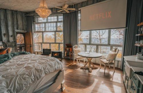 Lupton City Bed & Breakfast | Bolt Farm Treehouse