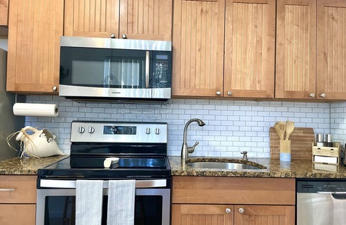 Central Naples House | Bon Voyage - Cozy 2 - bedroom residential home