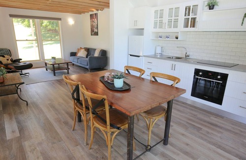 Wandiligong Cottage | Bonnie's Cottage - Romantic retreat