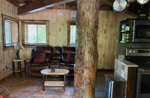 Beattyville Cabin | Boo Bear: New luxe lakeside cabin, hottub, caves, fast Wifi @ BearTrackLake