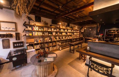 Toyooka House | Book & Guesthouse Hitotomaru