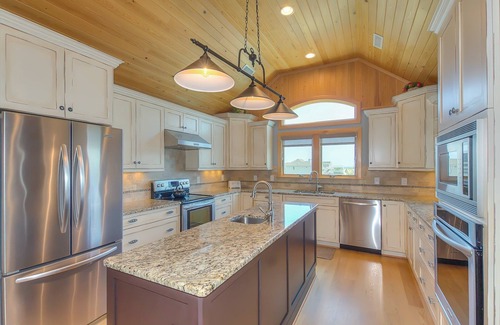 Whalehead Beach House | BOOK NOW! 7BR 8BA -Elevator, Salt water pool, min to beach