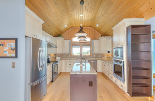 Whalehead Beach House | BOOK NOW! 7BR 8BA -Elevator, Salt water pool, min to beach