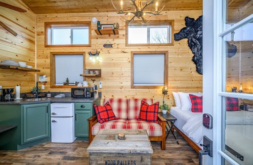 McMinnville Cottage | Book the Lodge at The Boutique Retreat in historic downtown McMinnville.
