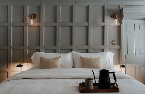 Hobart Hotel | Book village Inn - Austen Room