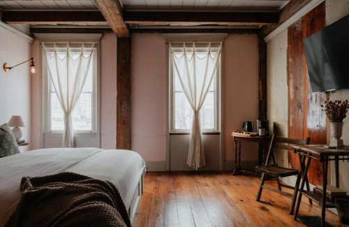 Hobart Apartment | Book Village Inn - Fitzgerald Room King Bed