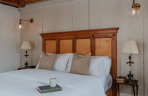 Hobart Hotel | Book Village Inn Hemingway Room